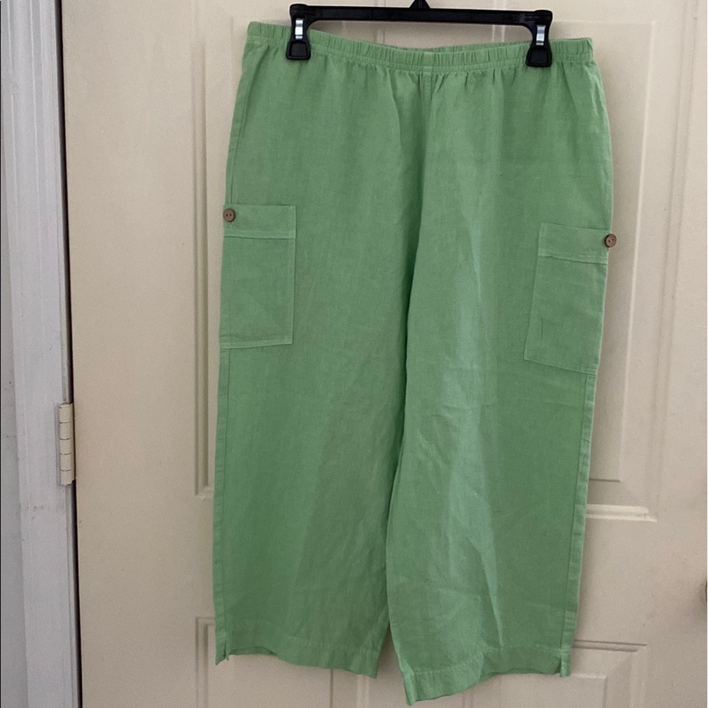 Womans crop pull on pants by Hot Cotton. Size Medium. Excellent condition